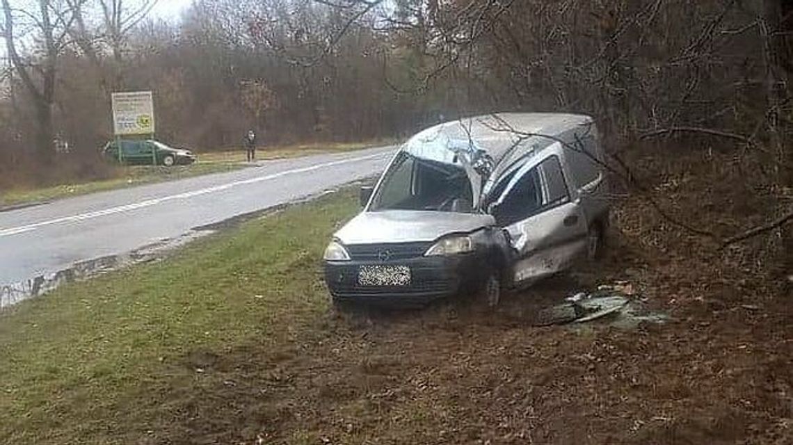 Kolejna kolizja na ul. Dęblińskiej w Puławach. Kierowca opla wypadł z drogi