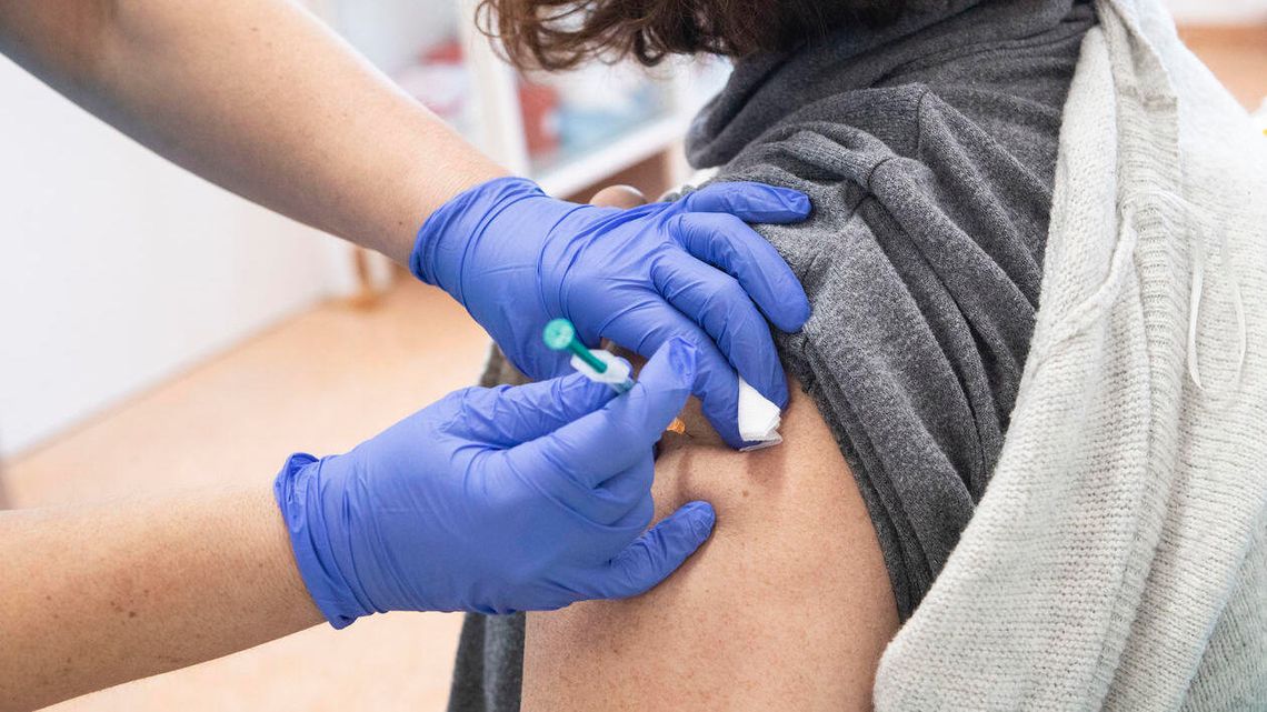 Kolejne grupy mogą się szczepić przeciw COVID-19, m.in. pielęgniarki, położne