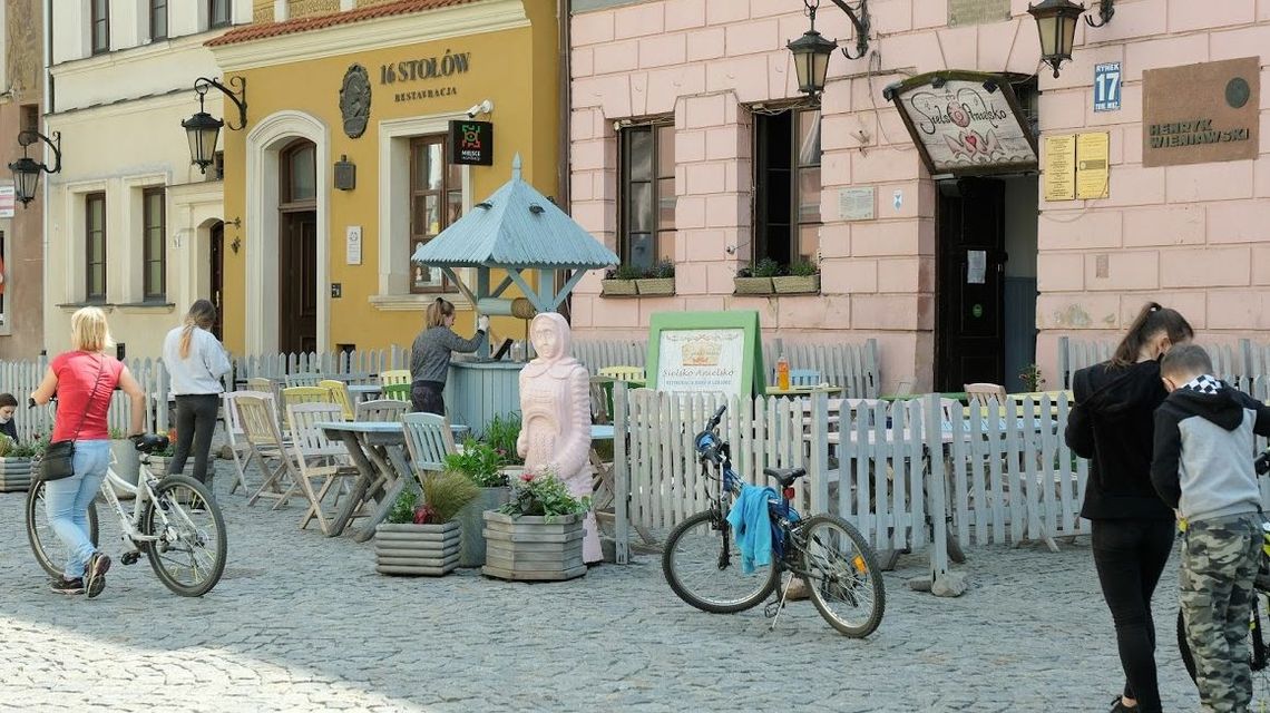 Kolejne kraje europejskie łagodzą koronarestrykcje, otwierają się ogródki restauracyjne i szkoły Kolejne kraje europejskie łagodzą koronarestrykcje, otwierają się ogródki restauracyjne i szkoły