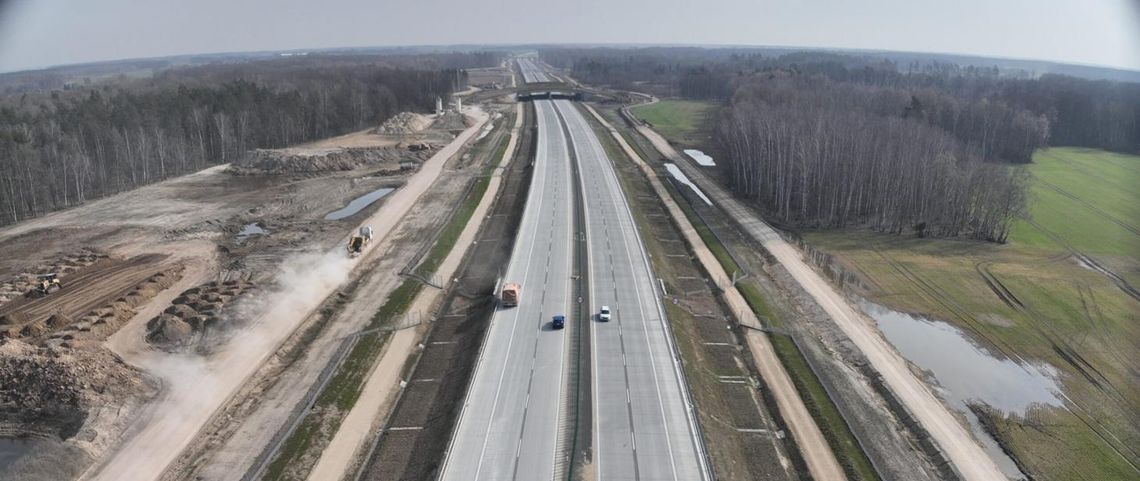 Kolejne odcinki wkrótce będą gotowe Autostrada A2 w budowie na odcinku Siedlce–Biała Podlaska. Widoczne prowadzone prace drogowe i infrastruktura przyszłej trasy.