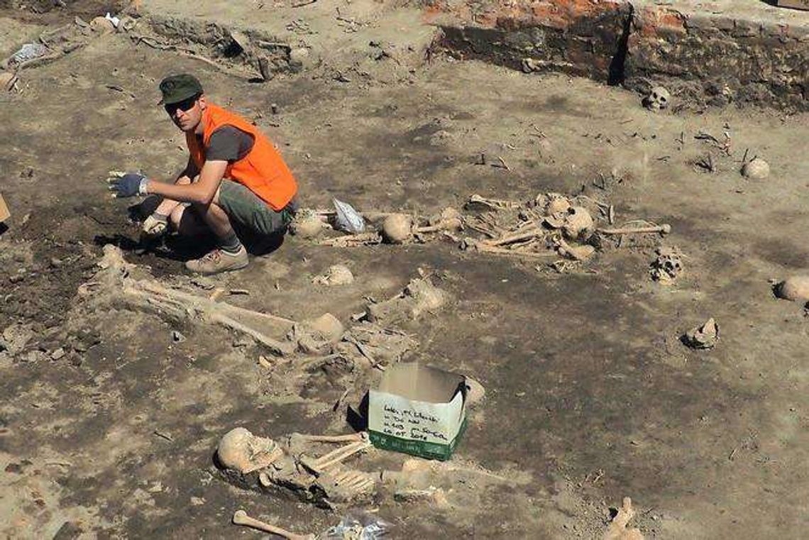 Kolejne odkrycia archeologów na pl. Litewskim. Odkopano szczątki już stu osób