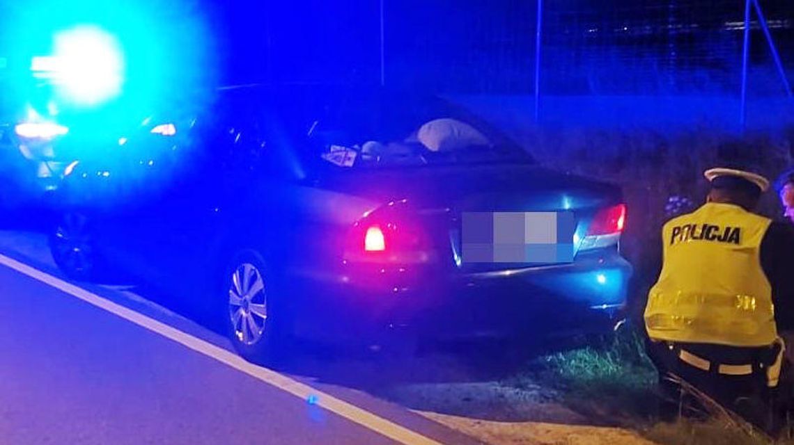 Kolejne samochody wjeżdżały w niezwykłą przeszkodę na S12. Z przyczepki spadła... kanapa