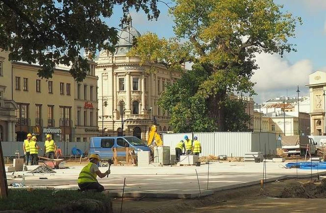 Kolejny etap przebudowy pl. Litewskiego. Układają płyty z chińskiego granitu Kolejny etap przebudowy pl. Litewskiego. Układają płyty z chińskiego granitu