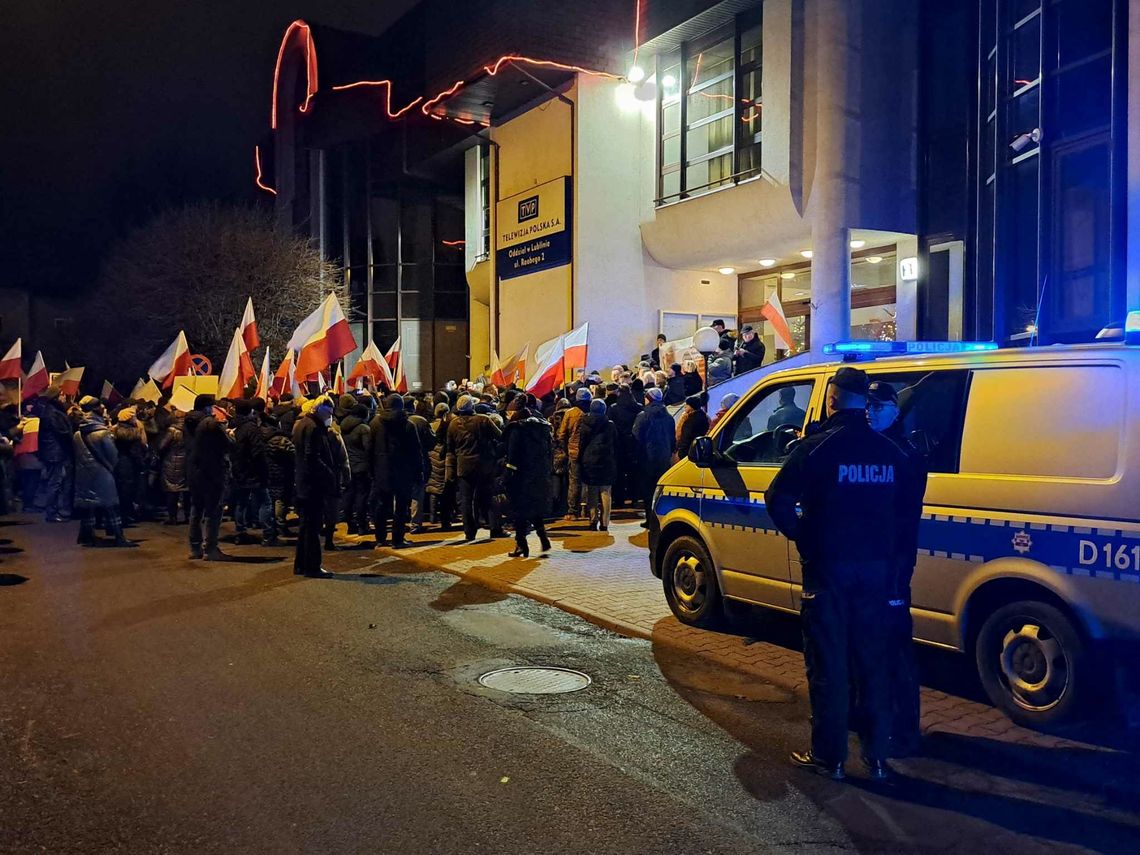 Kolejny protest przed TVP Lublin. "To były media, które przedstawiały polski punkt widzenia" Kolejny protest przed TVP Lublin. "To były media, które przedstawiały polski punkt widzenia"