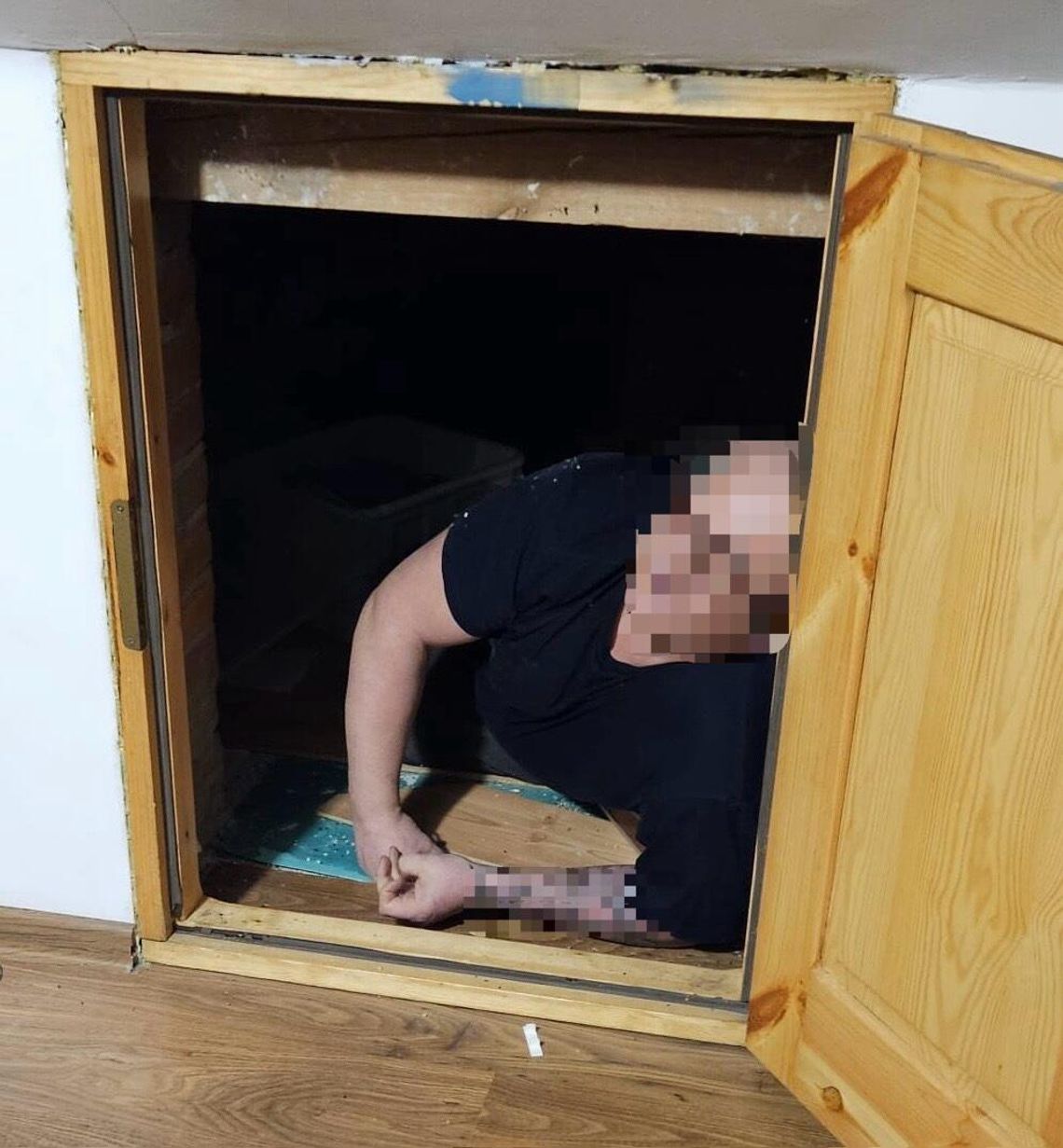 Kolejny spryciarz. Ten ukrył się w schowku na strychu