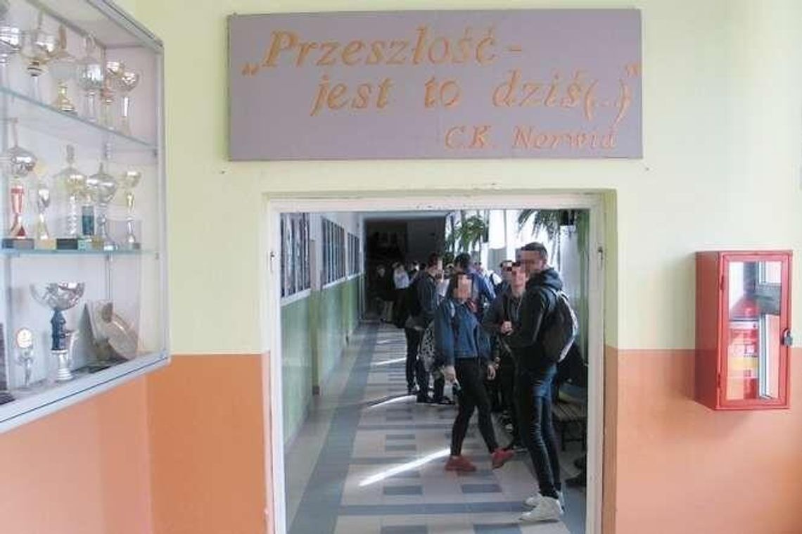 Koleżanki pobiły ją w szkole. O co poszło? "O twarz". Dyrekcja ukarała również ofiarę