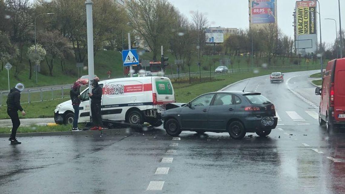 Kolizja aut na skrzyżowaniu ul. Północnej i al. Kompozytorów Polskich. Są utrudnienia