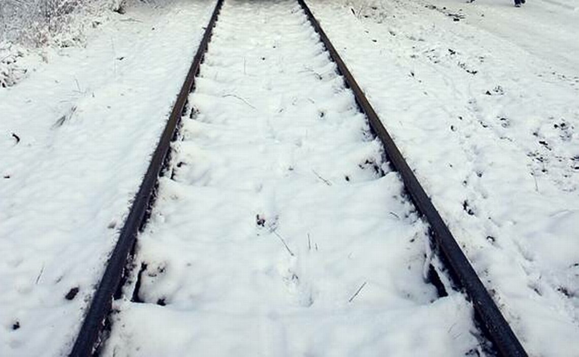 Kolizja kolejowa w Biłgoraju. Citroen wjechał pod drezynę