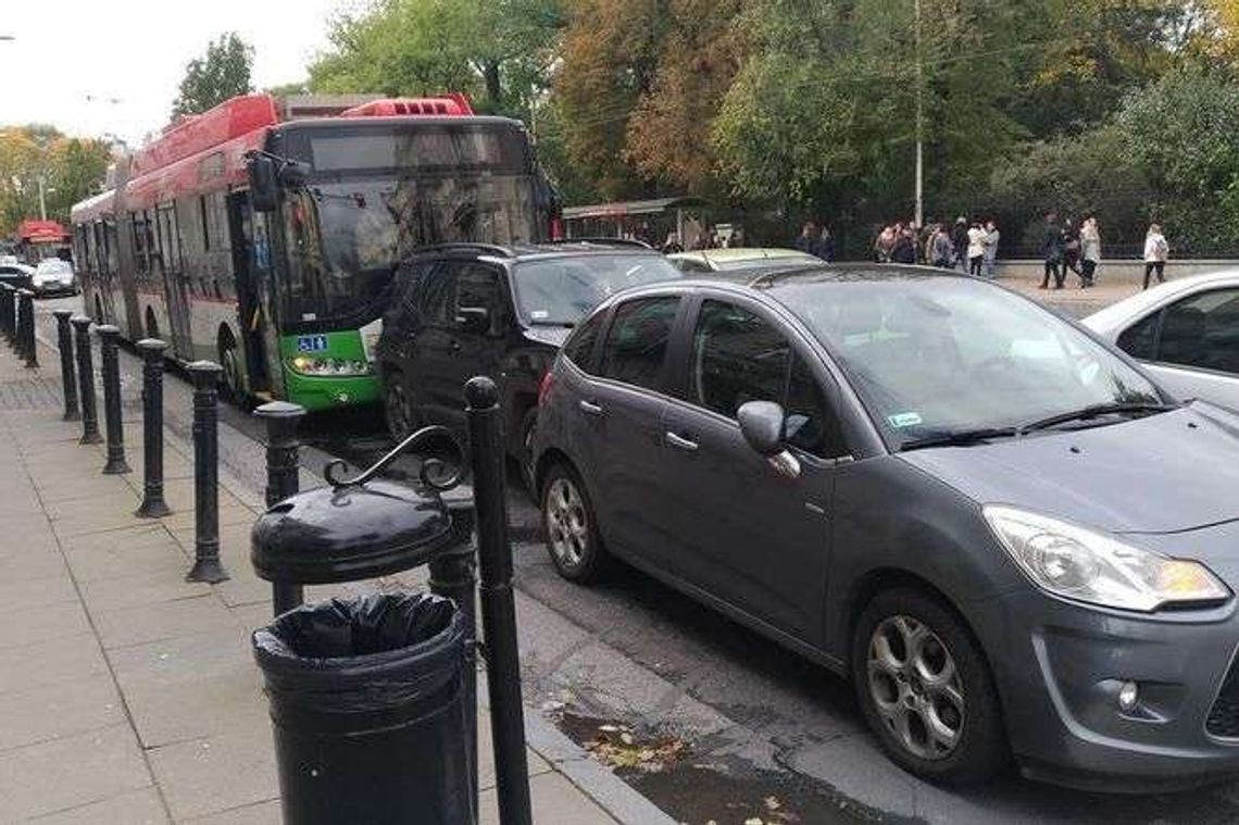 Kolizja koło Astorii. Trolejbus uderzył w tył samochodu