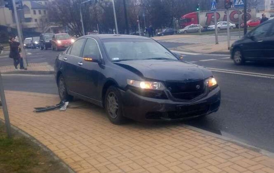 Kolizja na Dolnej 3 Maja: Kierowca wjechał pod prąd