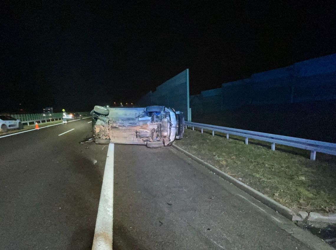 Kolizja na ekspresówce w Bogucinie. Auto dachowało policja