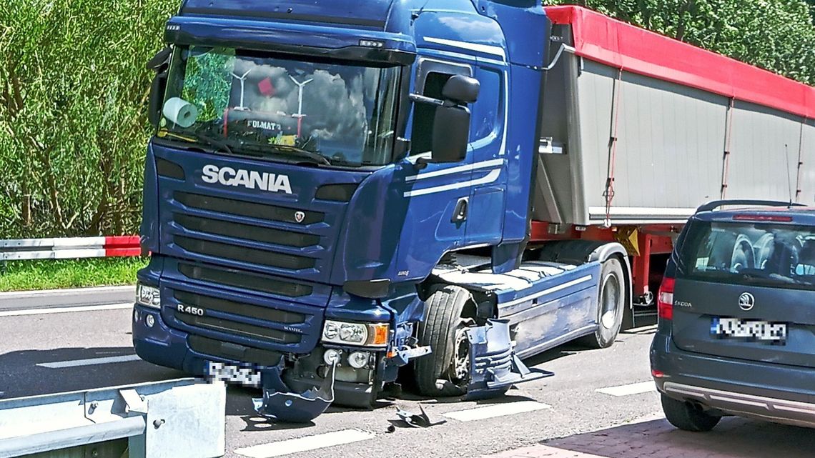 Kolizja na krajowej "siedemnastce". Jedna osoba w szpitalu Kolizja na krajowej "siedemnastce". Jedna osoba w szpitalu