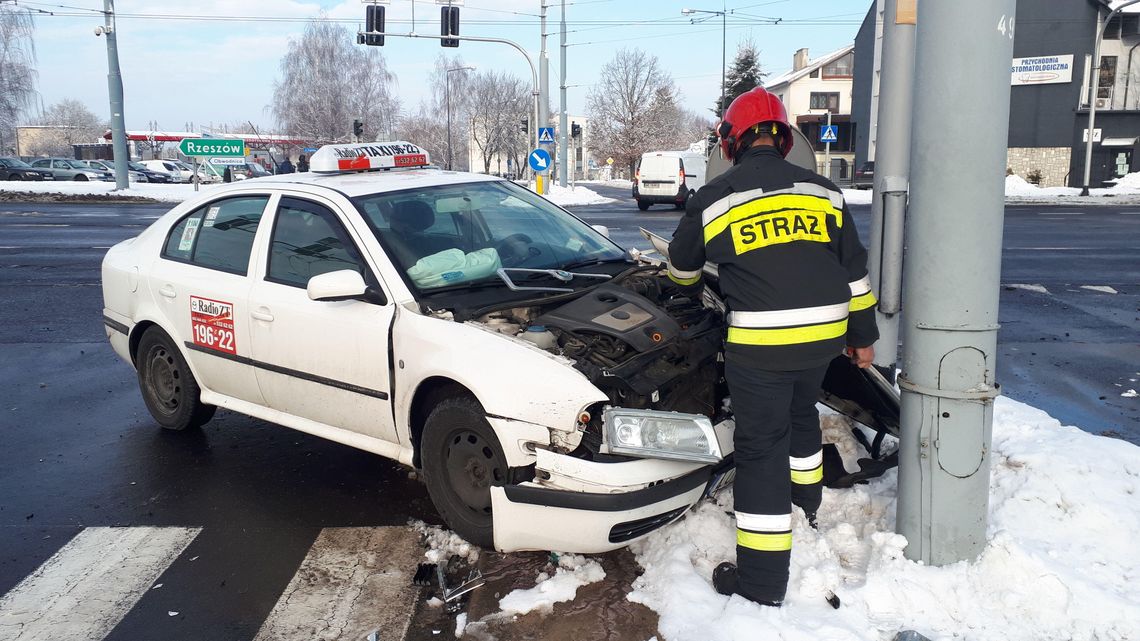 Kolizja na skrzyżowaniu ulicy Roztocze z aleją Kraśnicką. Są utrudnienia [zdjęcia]