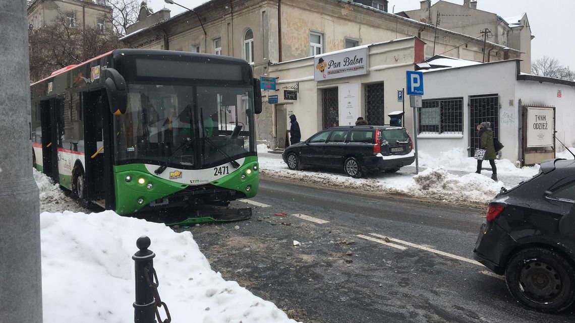 Kolizja na ul. Bernardyńskiej w Lublinie. Autobus zderzył się z samochodem