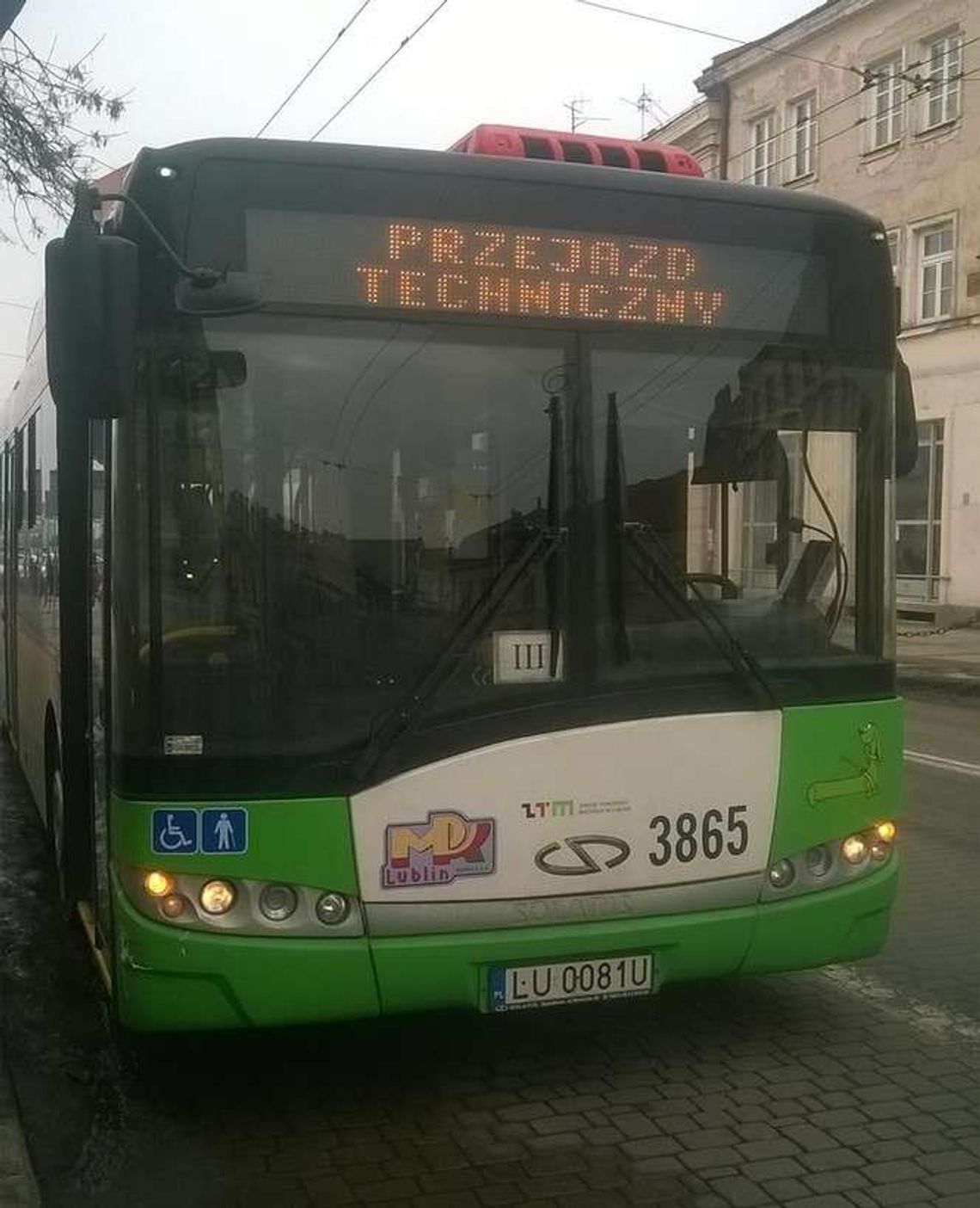 Kolizja pod Ratuszem. Trolejbus zderzył się z volkswagenem