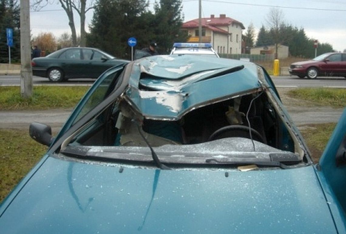 Koło odpadło z ciężarówki i uderzyło w samochód