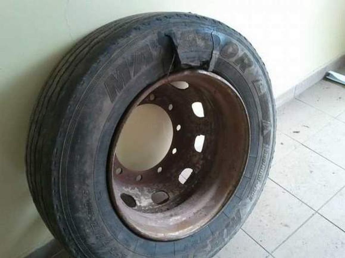 Koło wystrzeliło, 25-latek zmarł. Prokuratura zbada sprawę Koło wystrzeliło, 25-latek zmarł. Prokuratura zbada sprawę