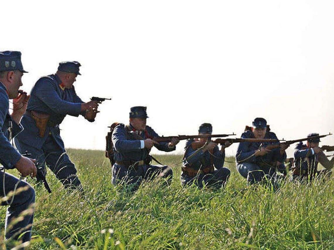 Kolonia Pasieka: Czołgi i wozy pancerne w historycznej inscenizacji Kolonia Pasieka: Czołgi i wozy pancerne w historycznej inscenizacji