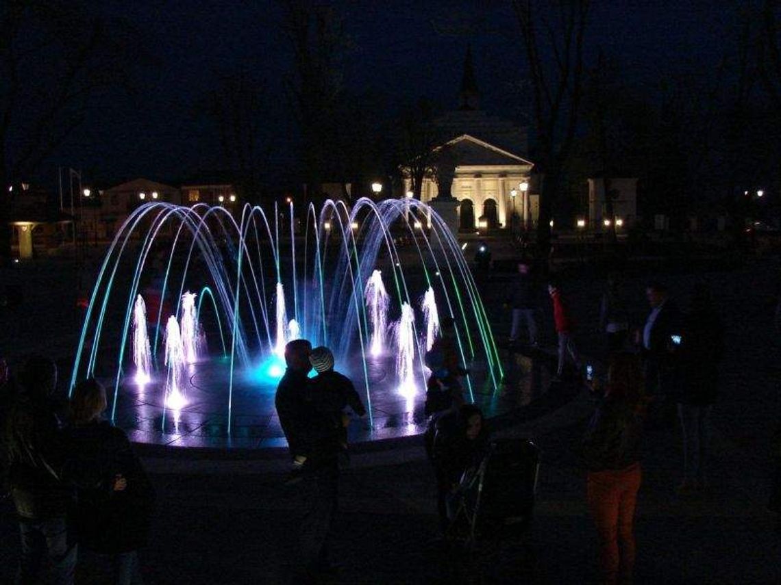 Kolorowa fontanna atrakcją w Kocku