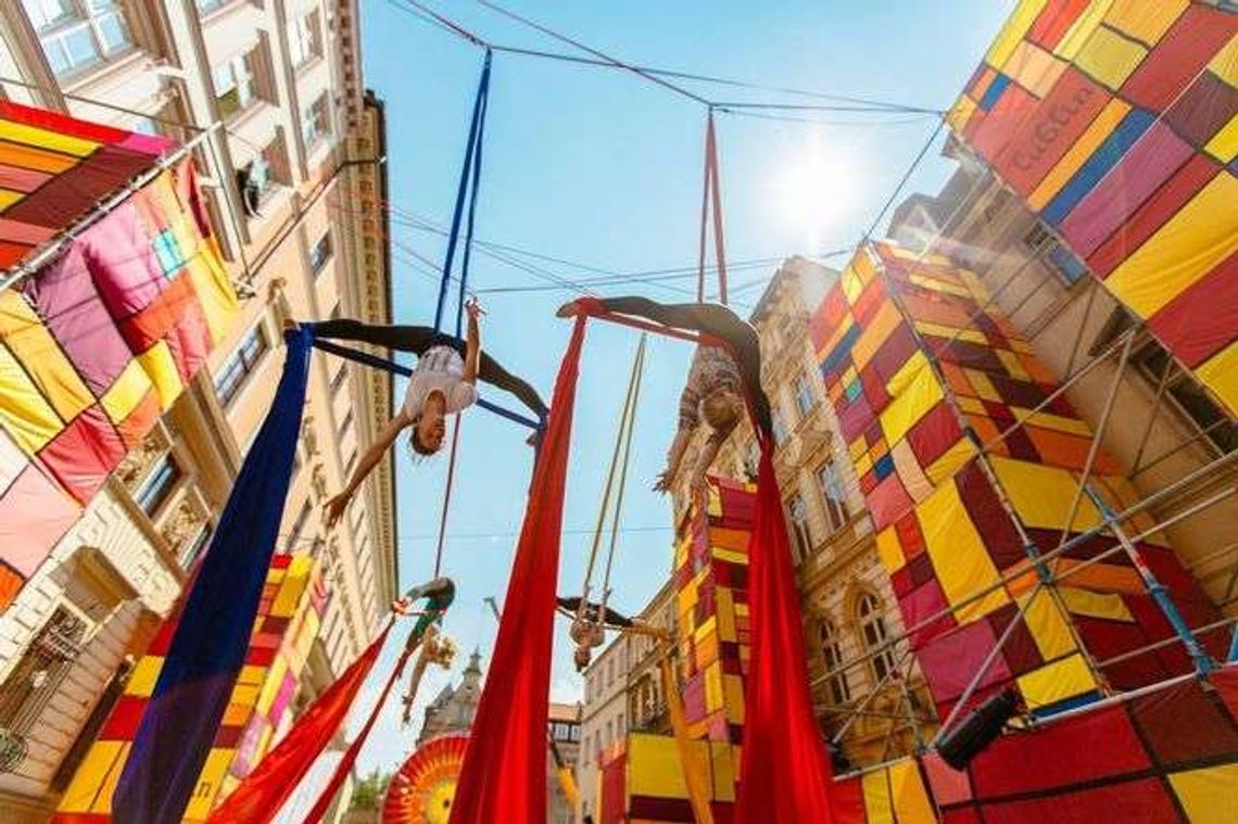 Kolorowe słupy, lampiony, słońce i sztukmistrze. Lubelska ulica we Wrocławiu