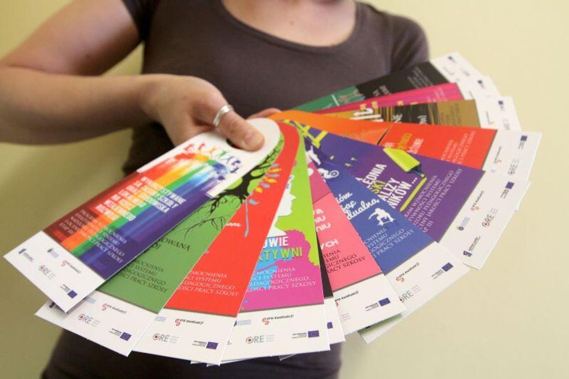 Kolorowe zawieszki za 75 tys. zł trafią do szkół. Tylko po co?