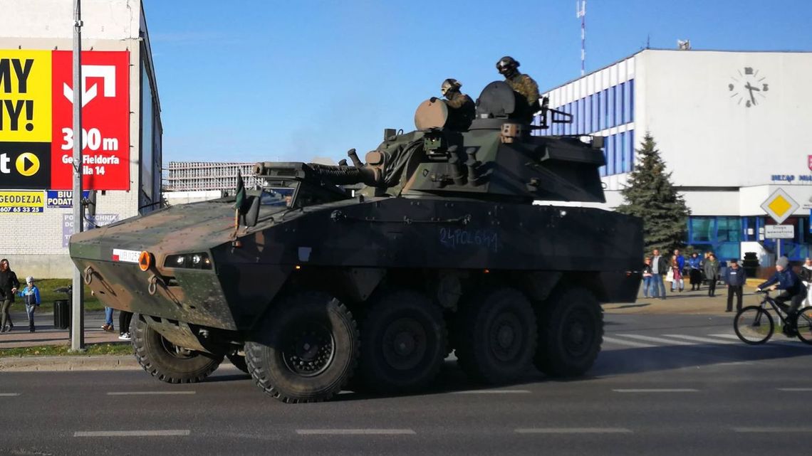 Kolumny wojskowe na drogach zaskakują mieszkańców. Kierowcy też nie zawsze wiedzą jak się zachować