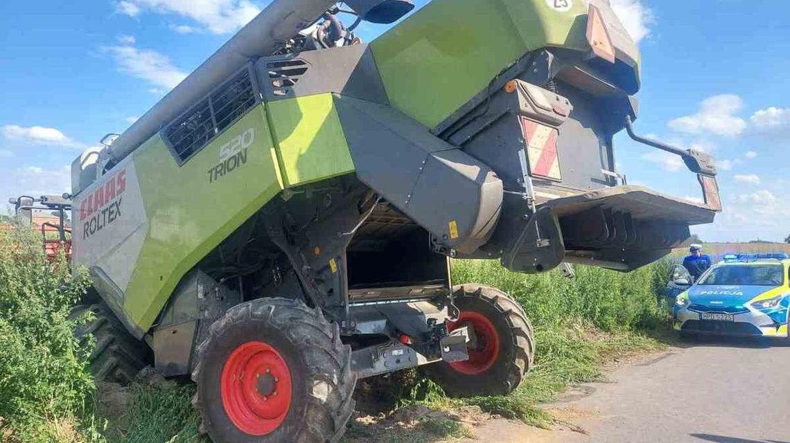 Kombajn wjechał do wykopu podczas koszenia rzepaku