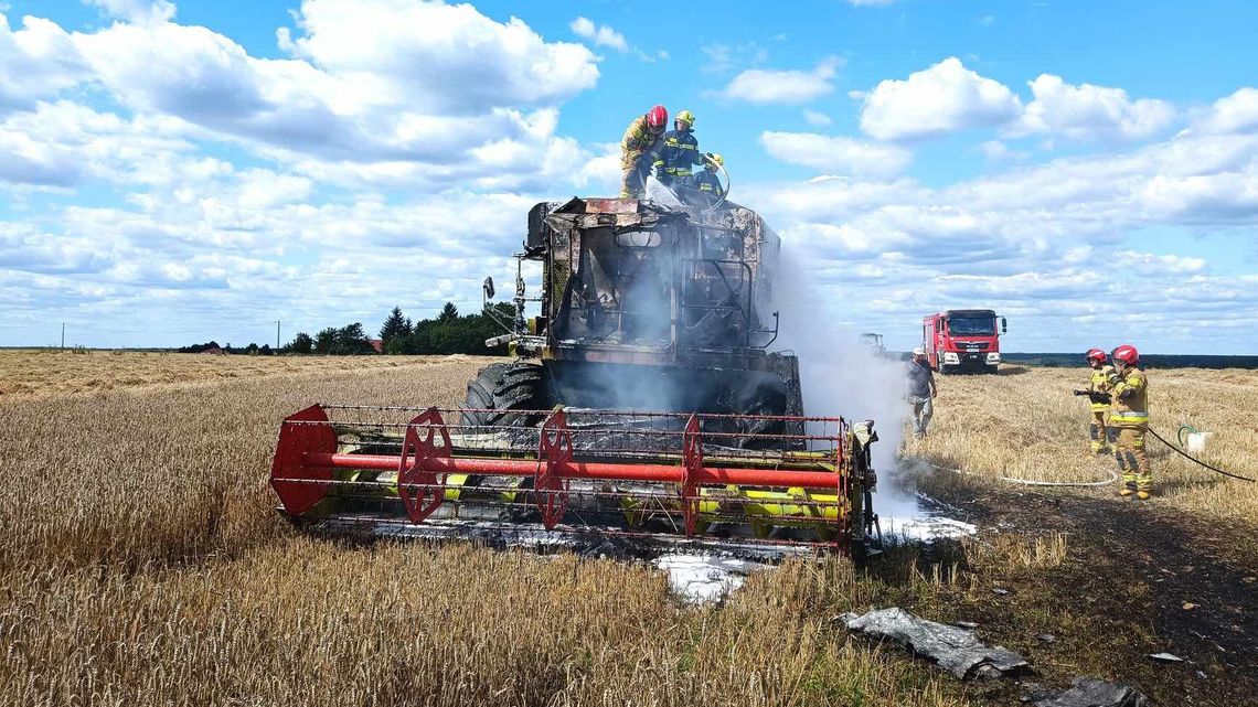 Kombajn zapalił się na polu. Gasiło go kilka jednostek Kombajn zapalił się na polu. Gasiło go kilka jednostek