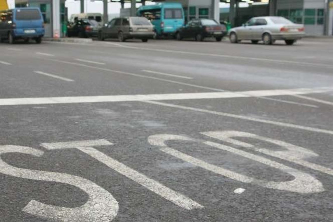 Komendant ze straży granicznej pomagał przerzucać imigrantów. Już wyszedł z aresztu