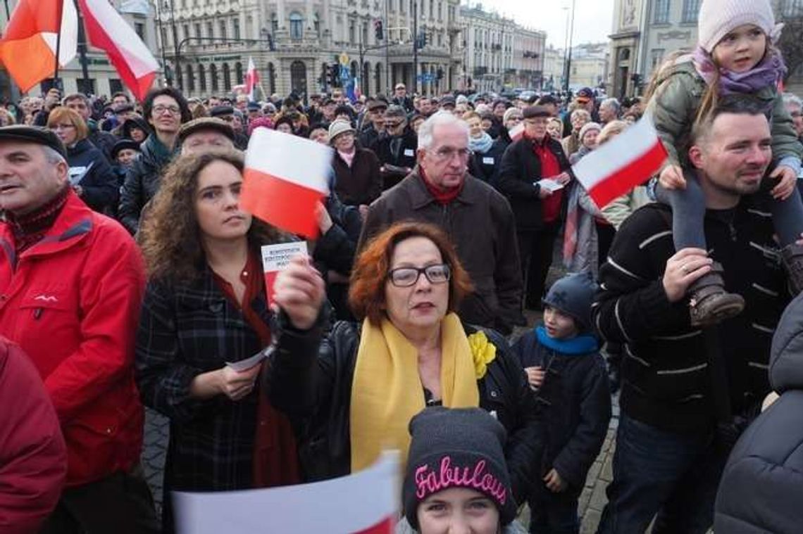 Komitet Obrony Demokracji wychodzi na ulice w obronie mediów (SONDA)