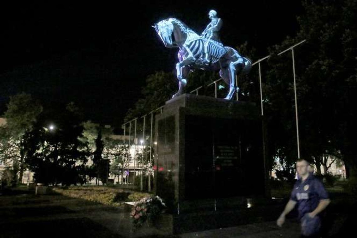 Komitet oburzony instalacją ze szkieletem. Ale miasto obiecuje, że cenzury nie będzie Komitet oburzony instalacją ze szkieletem. Ale miasto obiecuje, że cenzury nie będzie