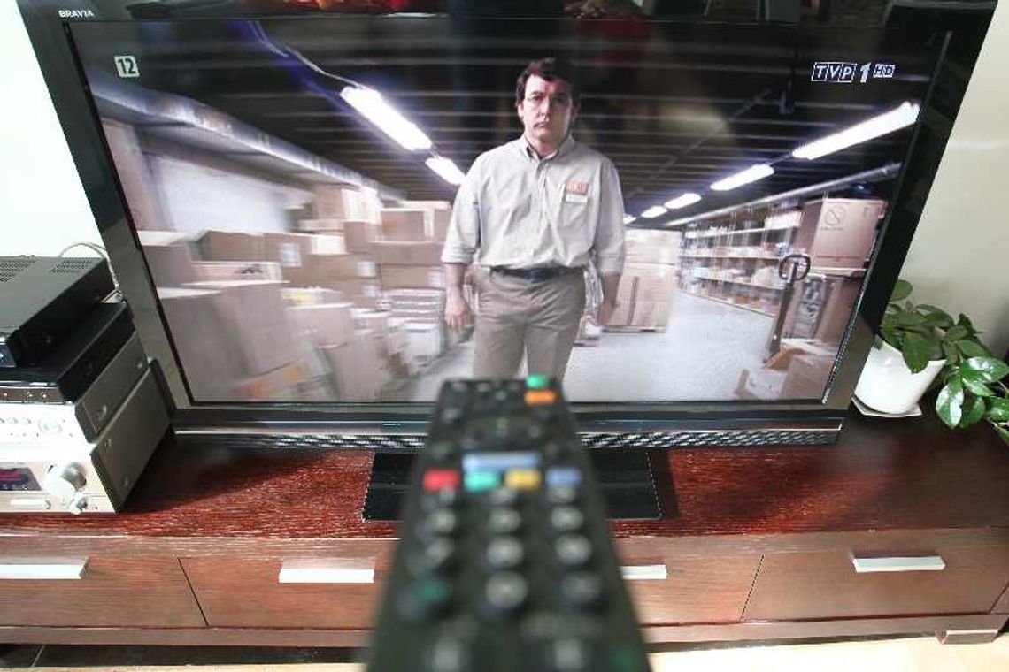 Komornicy ściągają abonament za telewizję. \"Wchodzą\" na pobory i emerytury