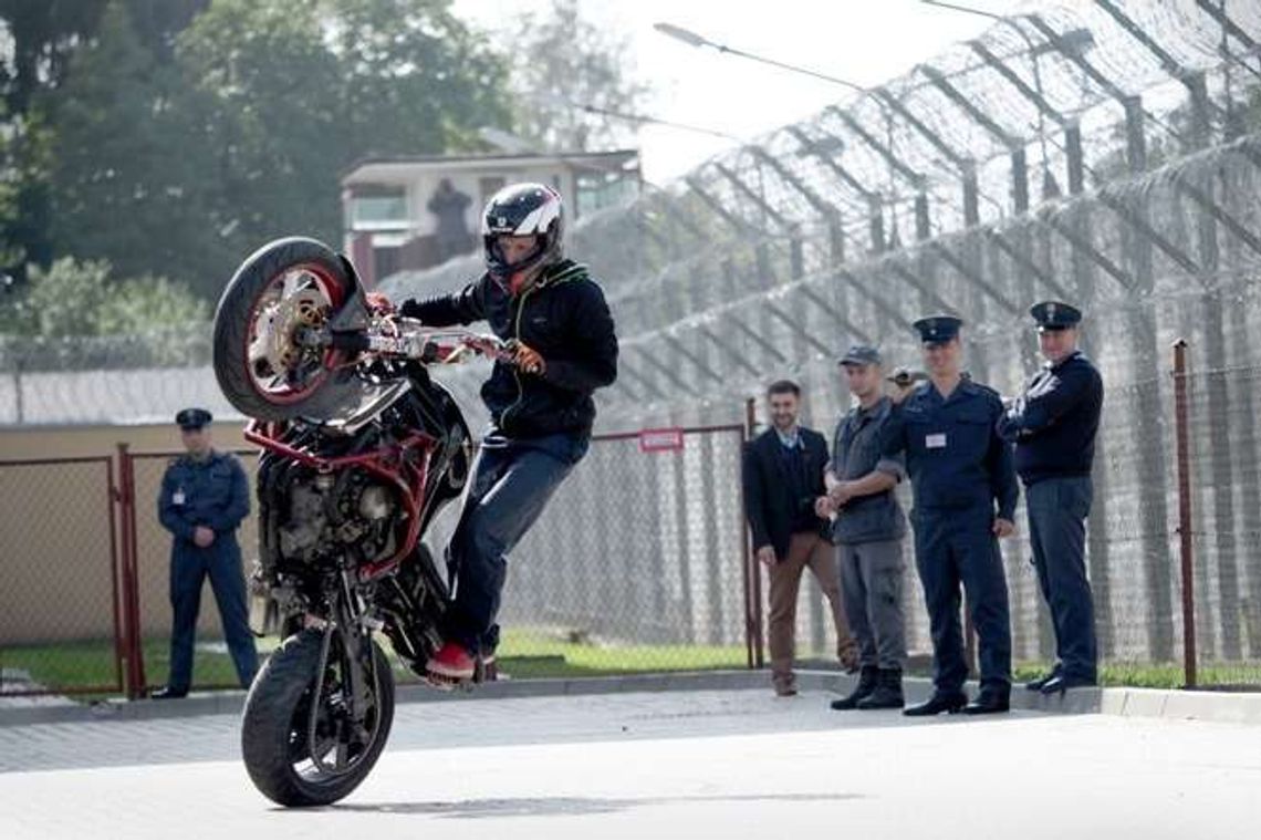 Komorowski pokazał klasę w areszcie. Akrobacje na motocyklu (wideo)