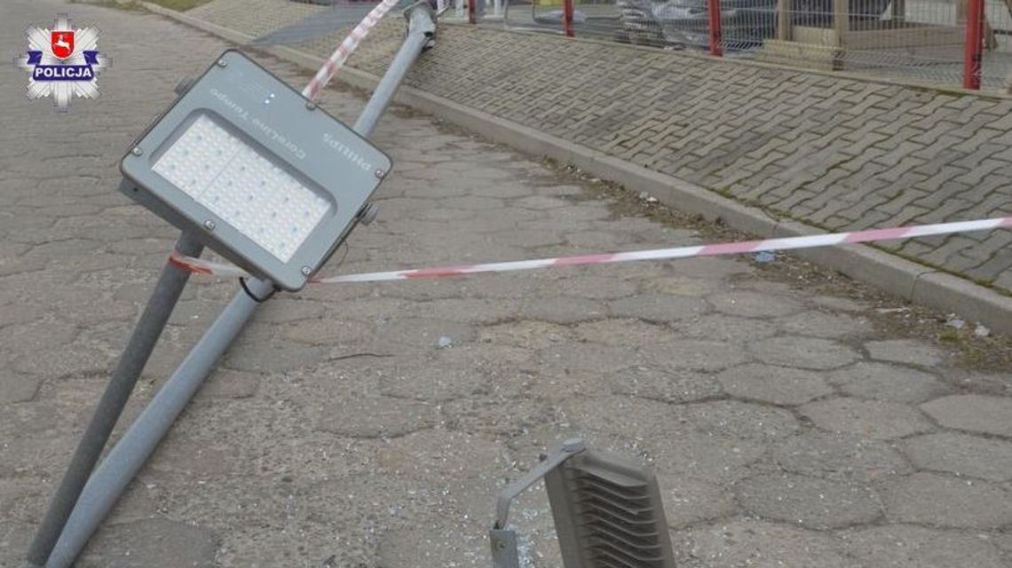 Kompletnie pijana chciała zaparkować. Uszkodziła znak, przęsła, latarnię [zdjęcia]