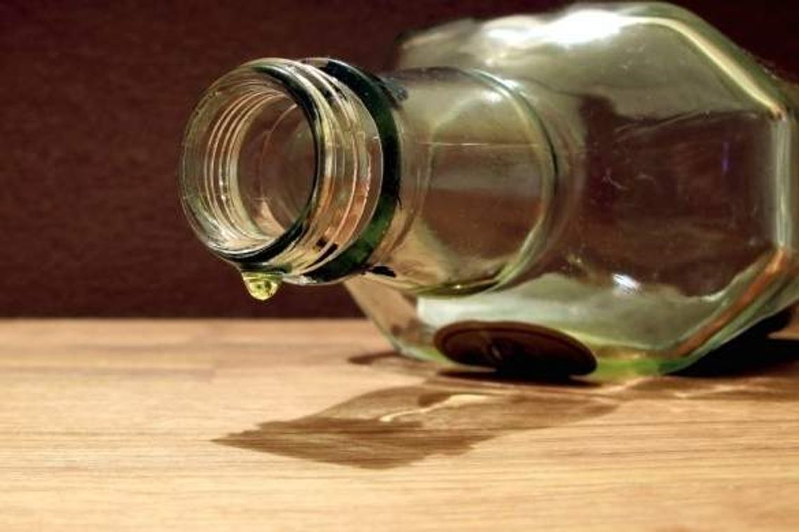 Kompletnie pijana spacerowała nocą z dzieckiem po parku Kompletnie pijana spacerowała nocą z dzieckiem po parku