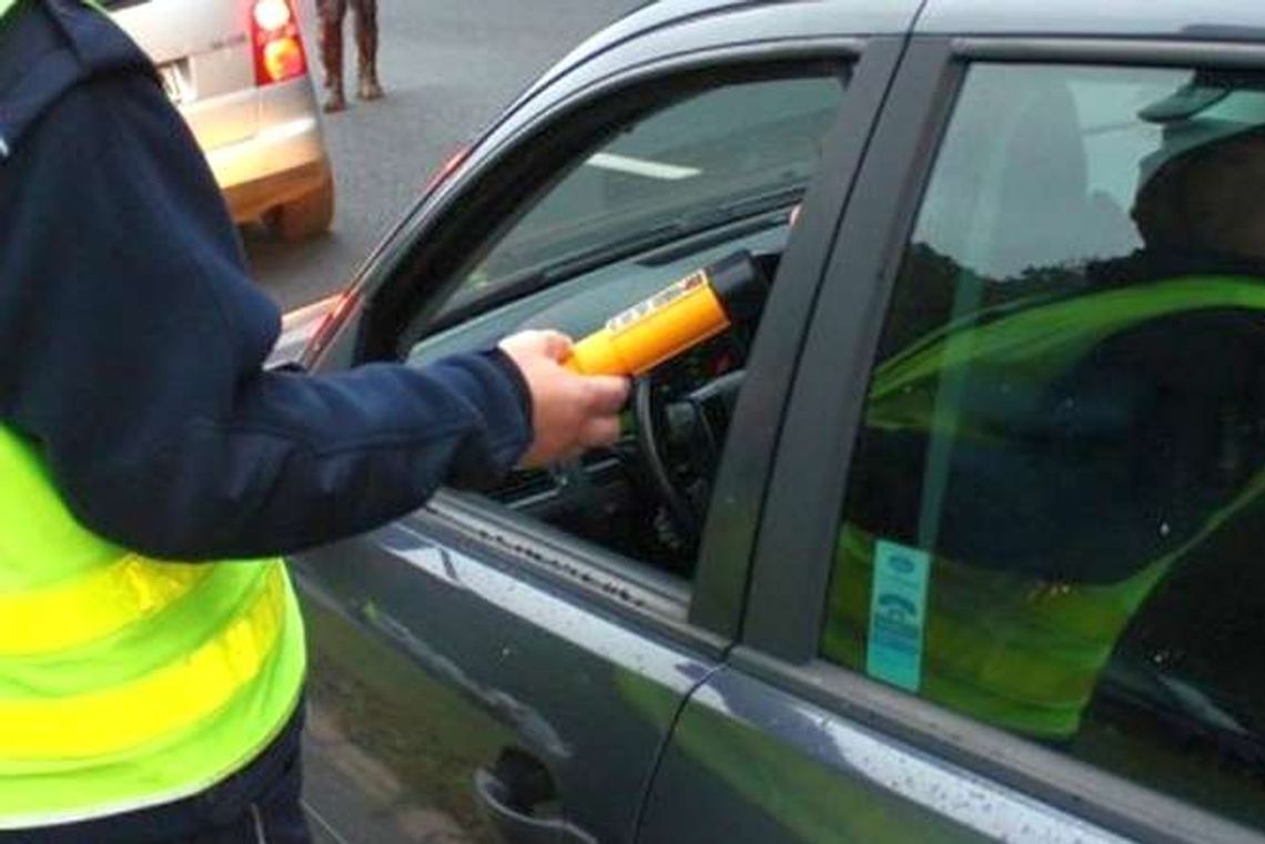 Kompletnie pijany kierowca nad jeziorem. Zatrzymany po pościgu