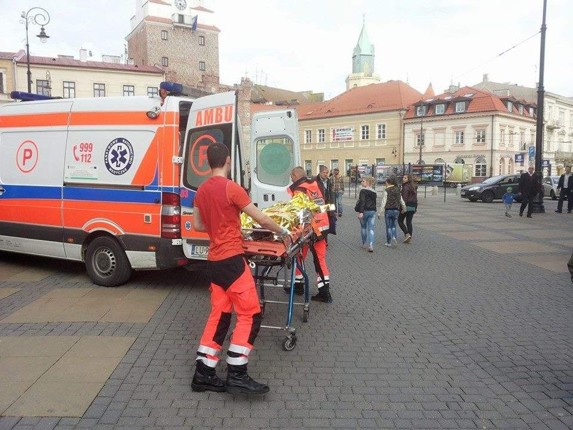 Kompletnie pijany mężczyzna oblał się benzyną przed ratuszem