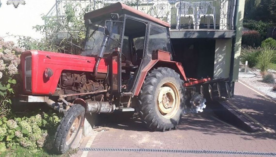 Kompletnie pijany mężczyzna wjechał ciągnikiem w dom sąsiada Kompletnie pijany mężczyzna wjechał ciągnikiem w dom sąsiada