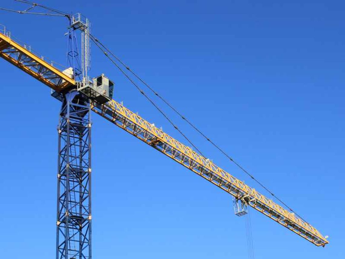 Kompletnie pijany operator dźwigu budował sąd. Wódkę wypił w kabinie