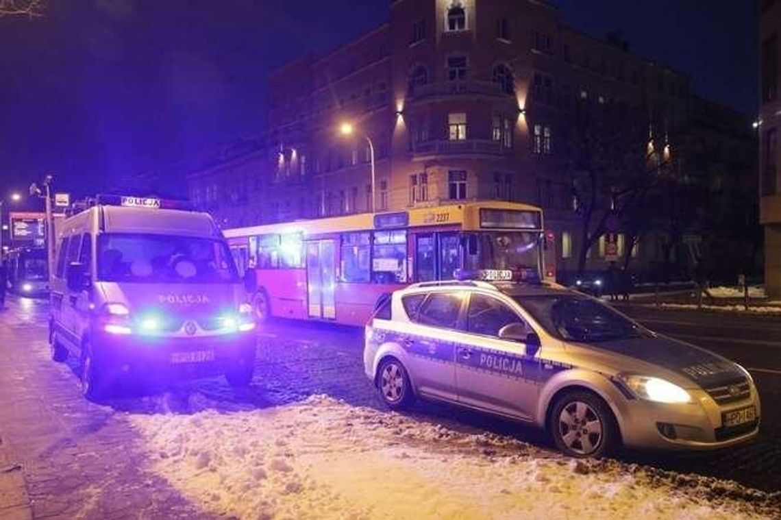 Kompletnie pijany wychodził z trolejbusu i się przewrócił. Tuż przed inny trolejbus