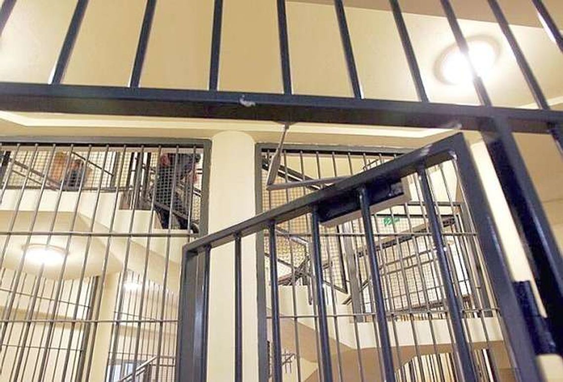 Konał zamknięty w celi kilkanaście godzin. Miał być pijany, umarł na krwiaka mózgu