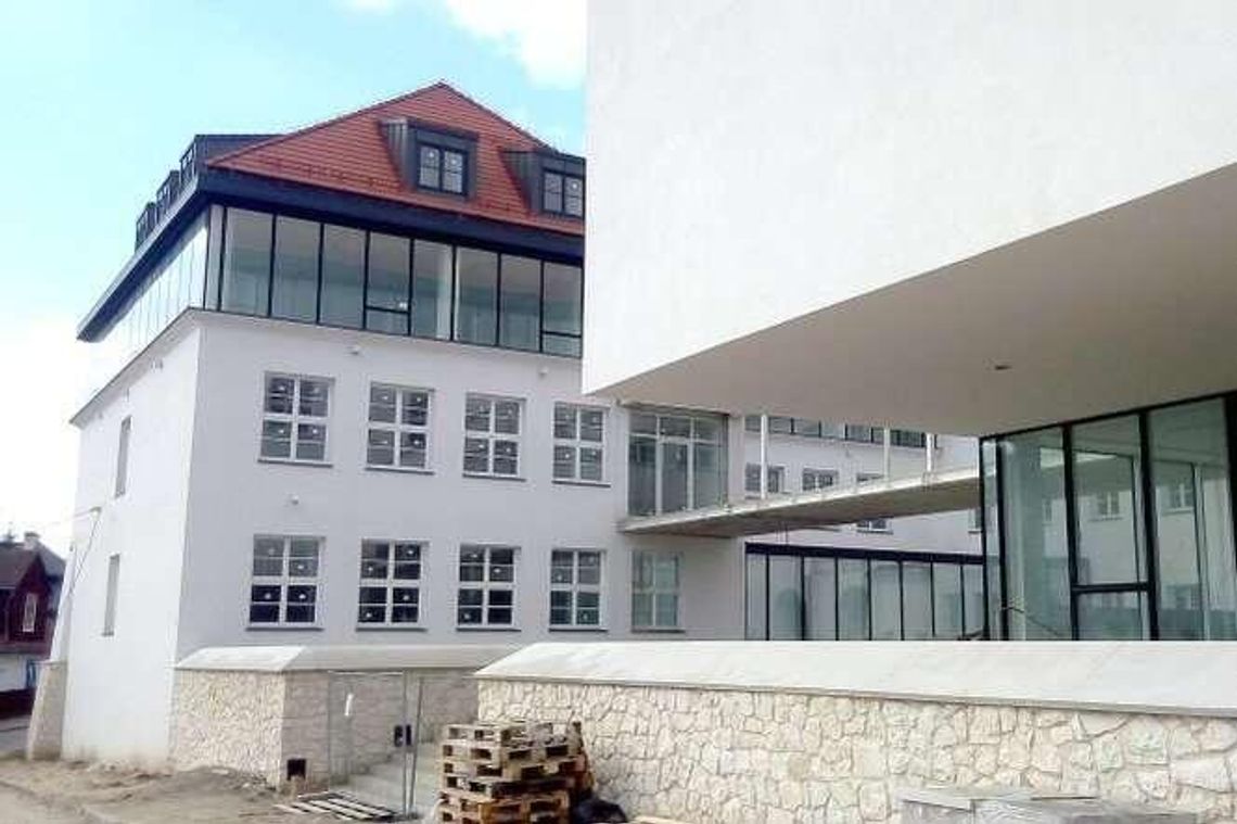 Końca budowy nowej szkoły nie widać. Gdzie będą się uczyć dzieci?