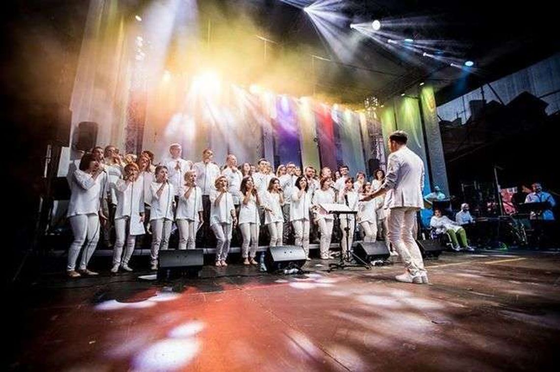 Koncert Gospel Rain na dziedzińcu KUL