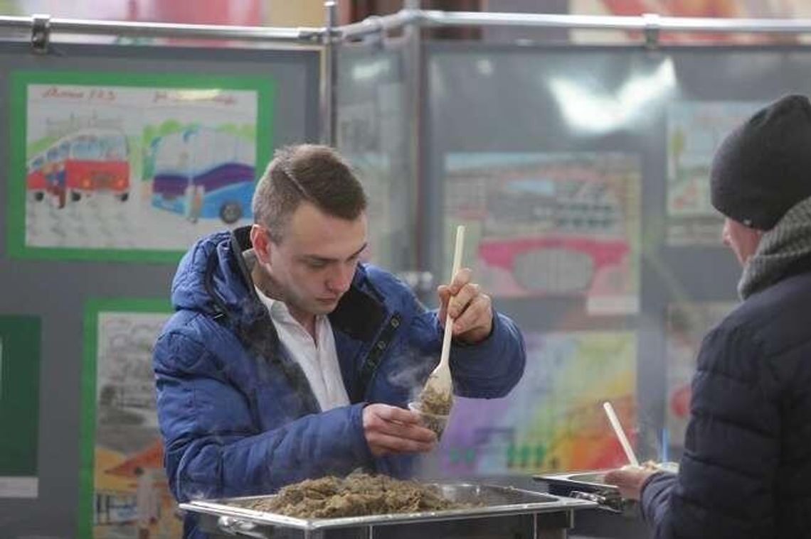 Koncert kolęd i pierogi z kapustą na dworcu autobusowym [zdjęcia]