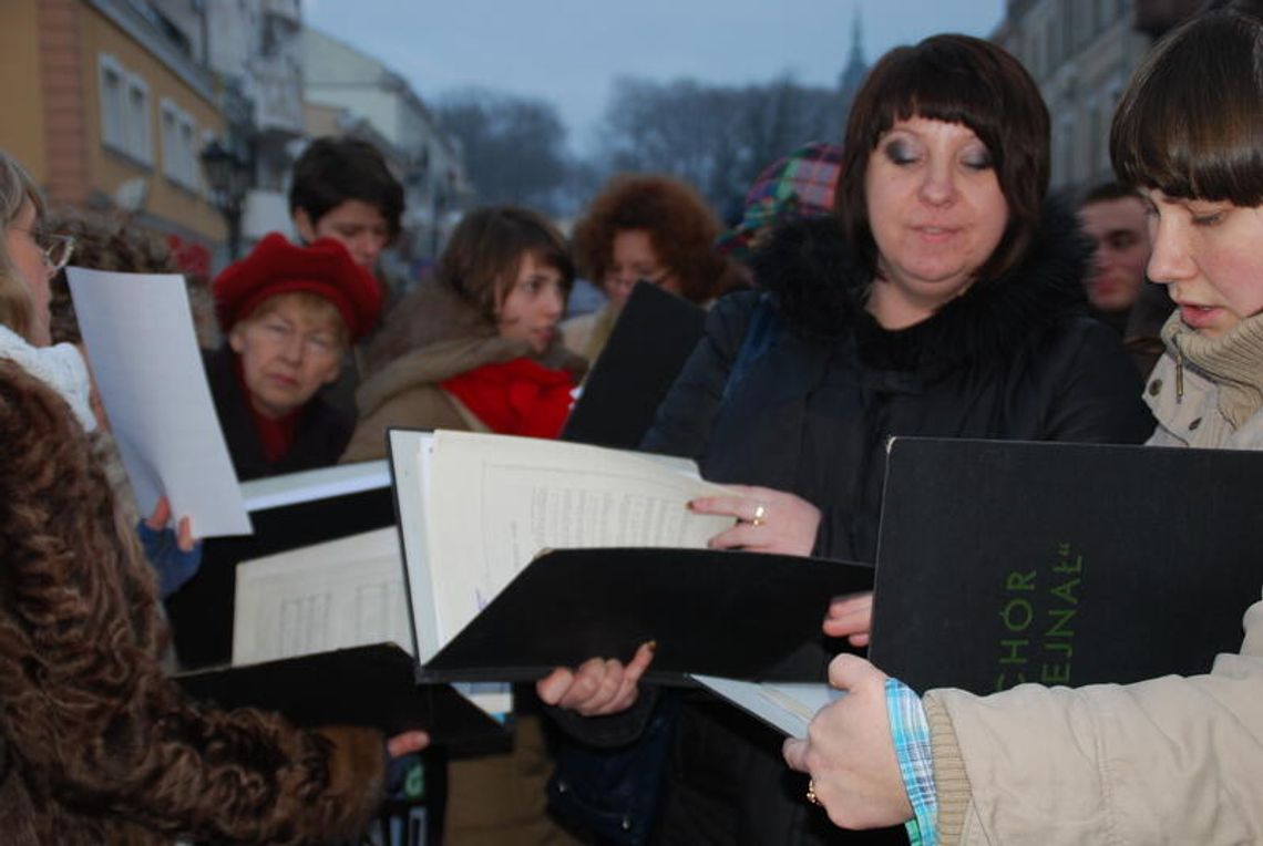 Koncert kolęd przed chełmską biblioteką