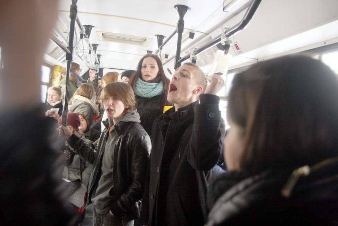 Koncert międzyprzystankowy. Chór zaśpiewał w autobusach (wideo)