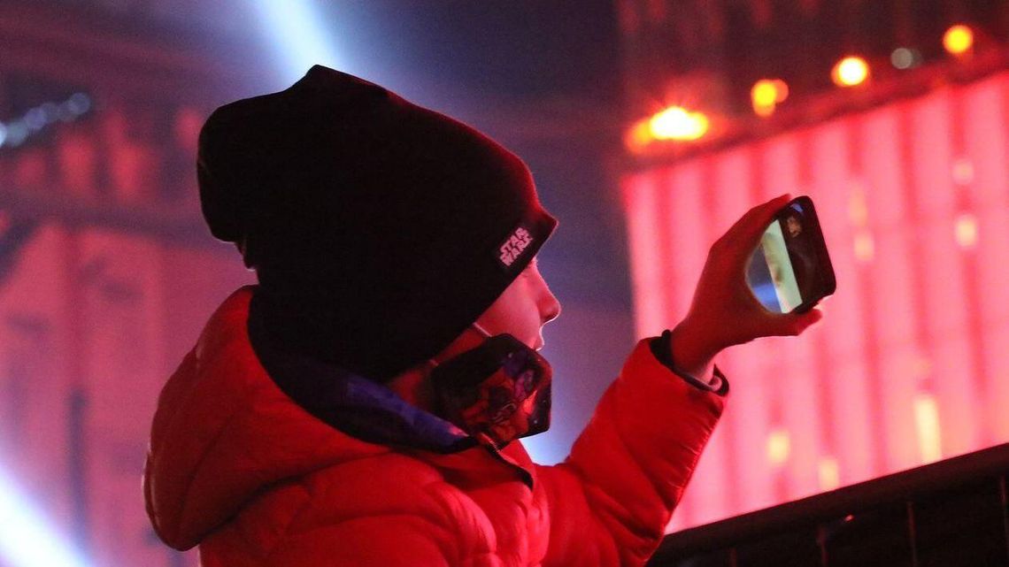 Koncert "Pasja 2021" w Lublinie. Mieszkańcy podglądali go zza ogrodzenia