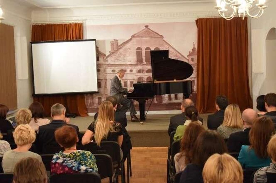 Koncertowo zbierają na budowę centrum