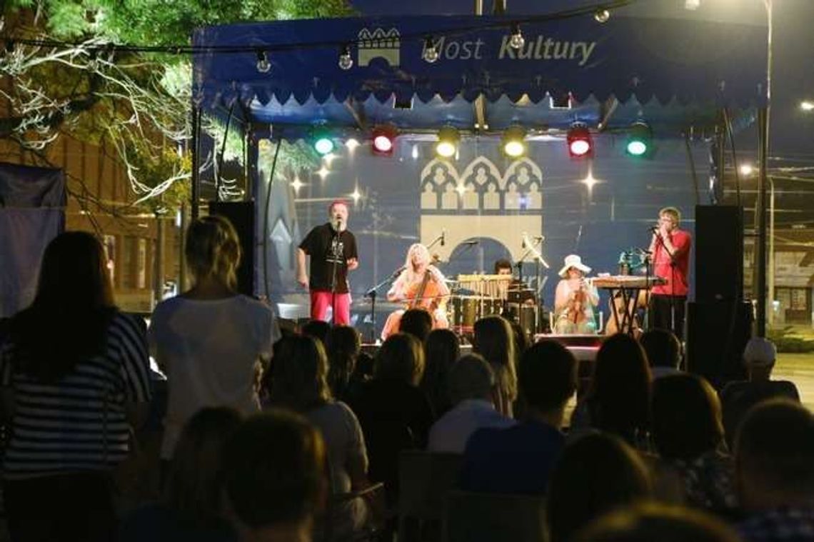 Koncerty na Moście Kultury. Warsztaty i filmy w CK