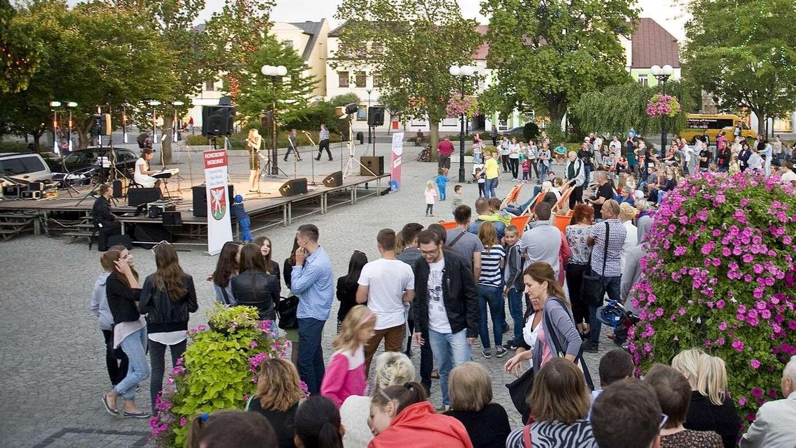 Koncerty na placu i kino w parku w Białej Podlaskiej. Kto wystąpi w tym roku? [program]